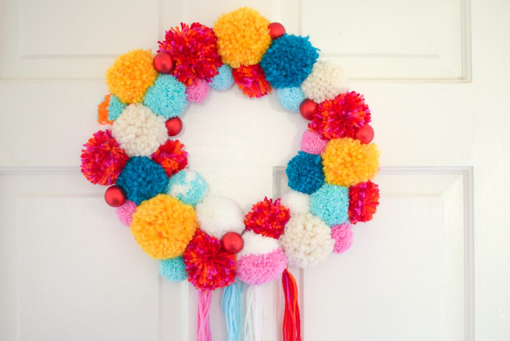 couronne-pompoms-noel